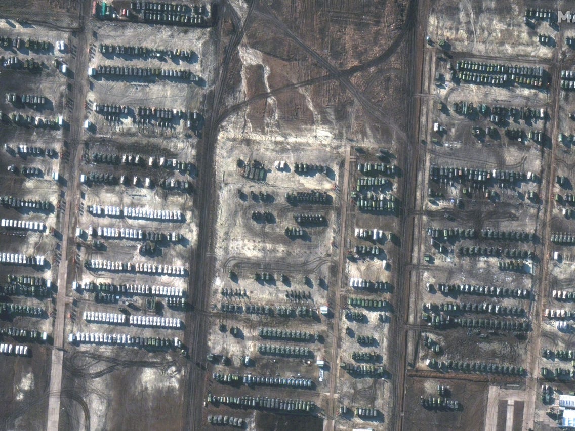 रूसी लड़ाकू विमान तैनात 48 घंटों में बढ़ा फौज का जमावड़ा देखें नई सैटेलाइट तस्वीरें